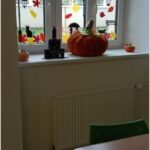 Podzimní výzdoba oken družiny a školní jídelny a výzdoba na dýňování